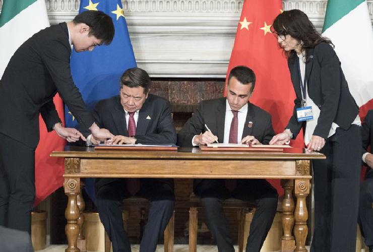 Il presidente della Commissione nazionale di sviluppo e riforme cinese He Lifeng e il vice premier Luigi di Maio firmano il memorandum sulla Via della seta (2019)