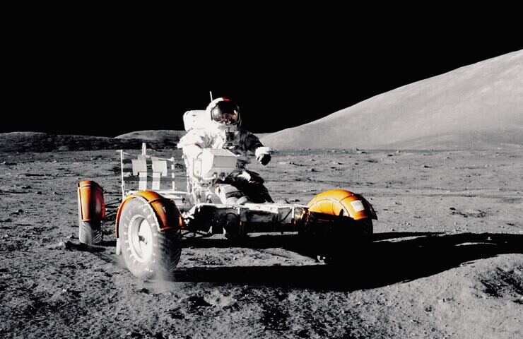 astronauta della NASA con ranger lunare