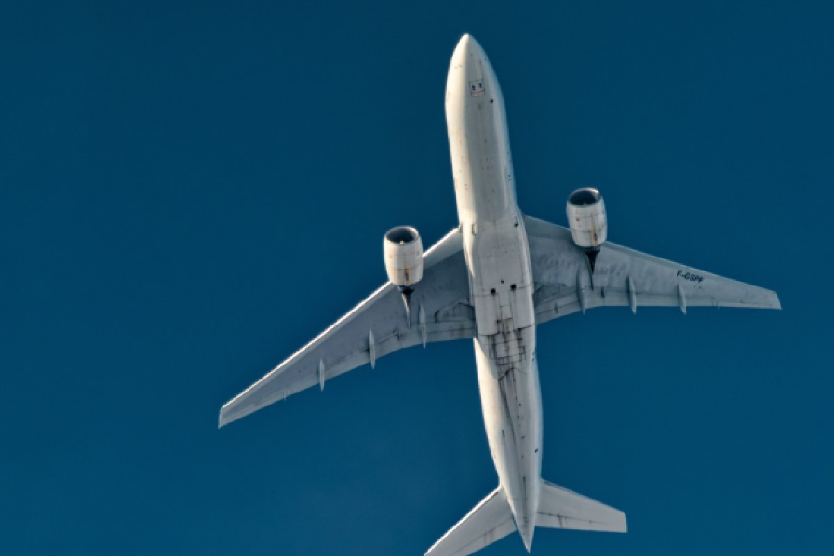 Boeing di linea in cielo