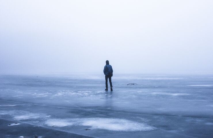 uomo che cammina sul ghiaccio