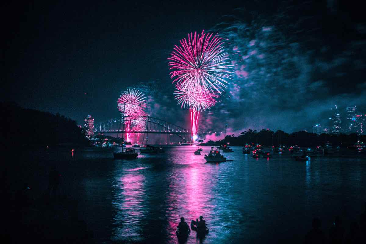 Un paesaggio blu e fucsia con tanti fuochi d'artificio