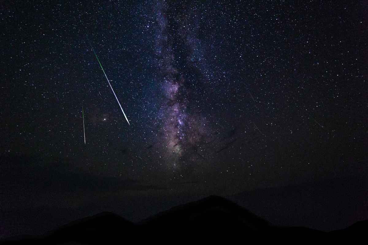 Stelle cadente nel cielo notturno