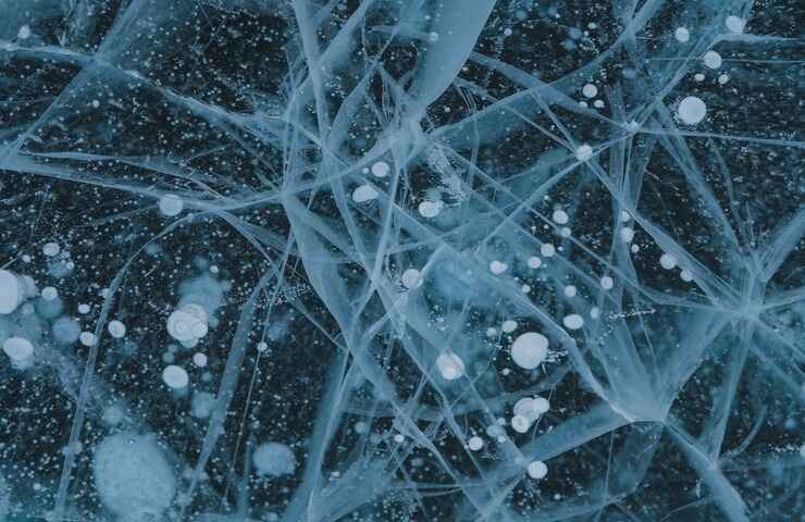 superficie ghiacciata dell'acqua