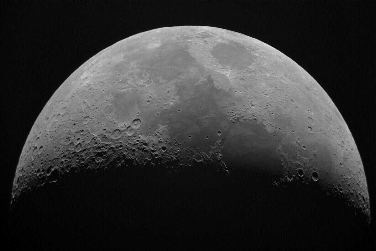 Luna vista a metà da vicino