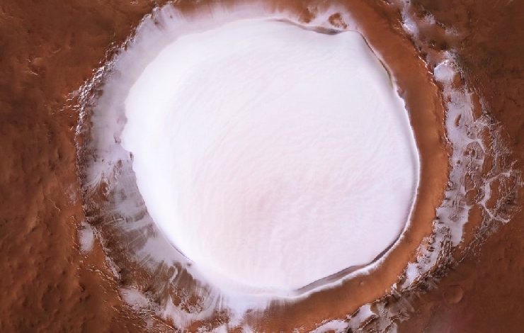 Chiazza a cerchio di nebula bianca su sfondo rosso