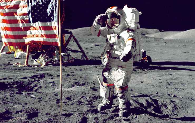 Neil Armstrong astronauta sulla luna con bandiera USA