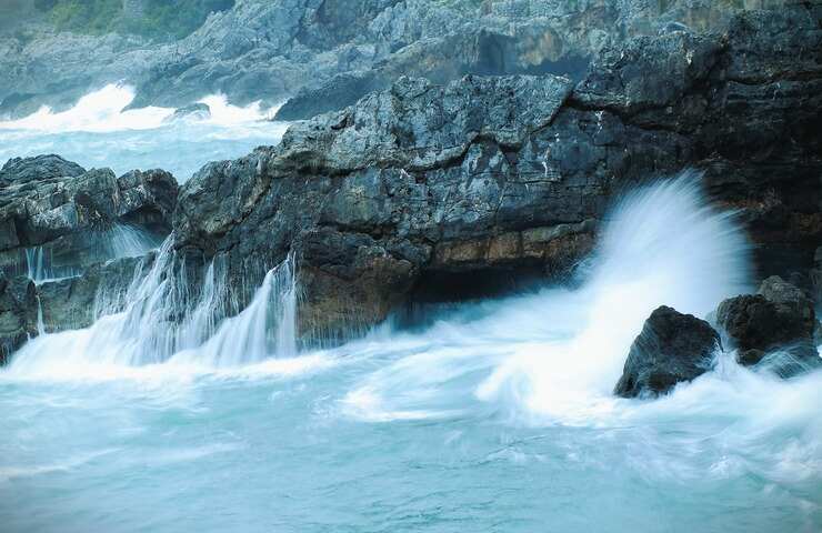 costa del Pacifico e acqua con onde e correnti