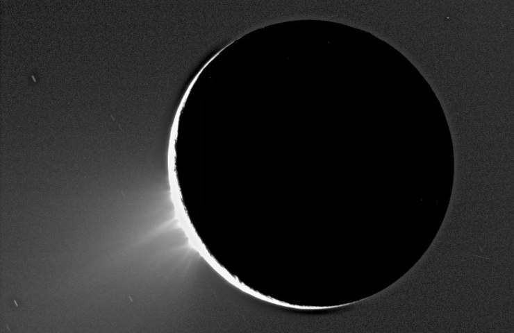 I pennacchi d'acqua di Encelado