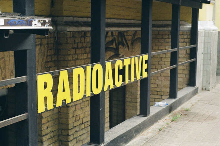 Scritta "radioactive" 