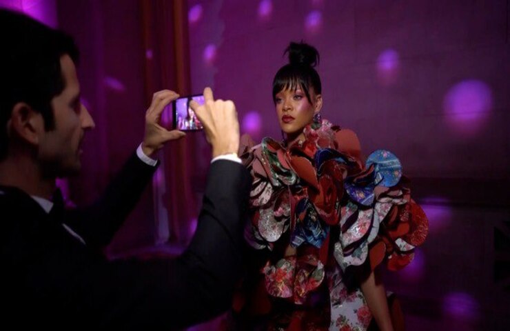 Rihanna che viene fotografata ad un evento con il cellulare