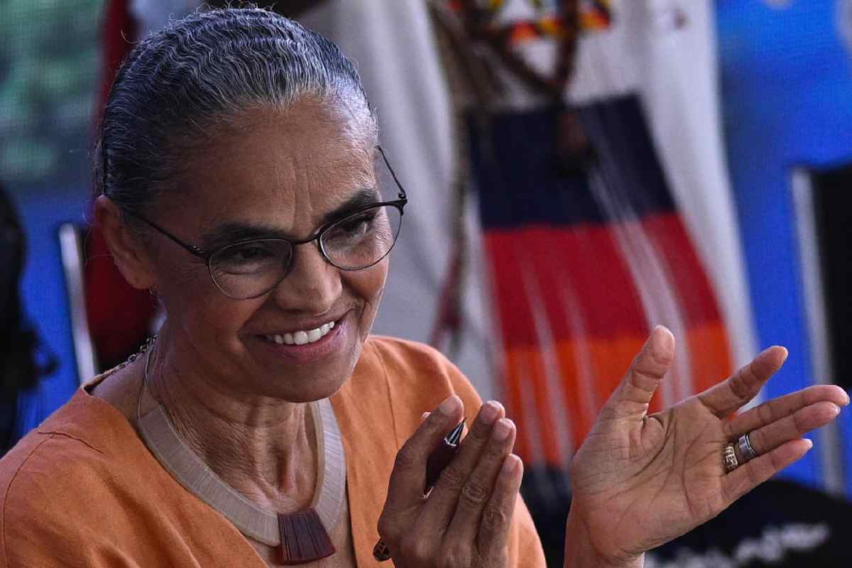 Marina Silva scienziata che applaude