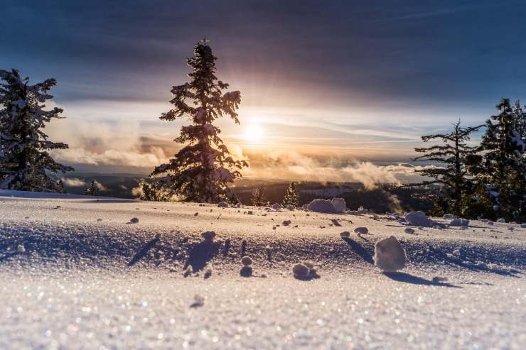 Neve baciata dal Sole nella stagione invernale