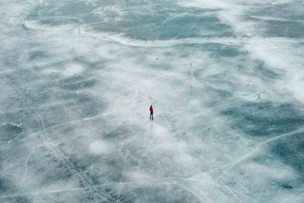 Uomo sul ghiaccio visto dall'alto