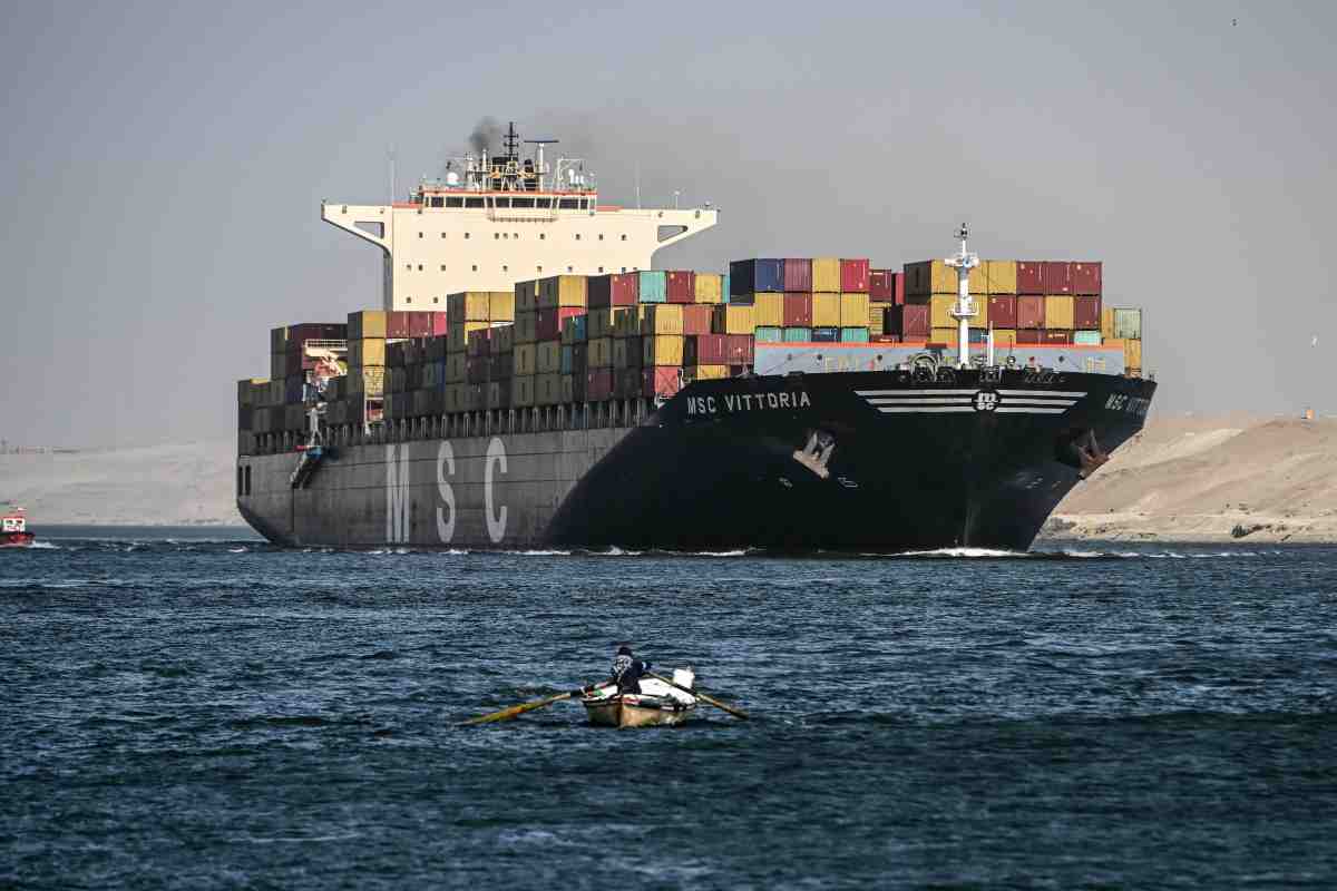 Le navi mercantile lasciano il Mar Rosso