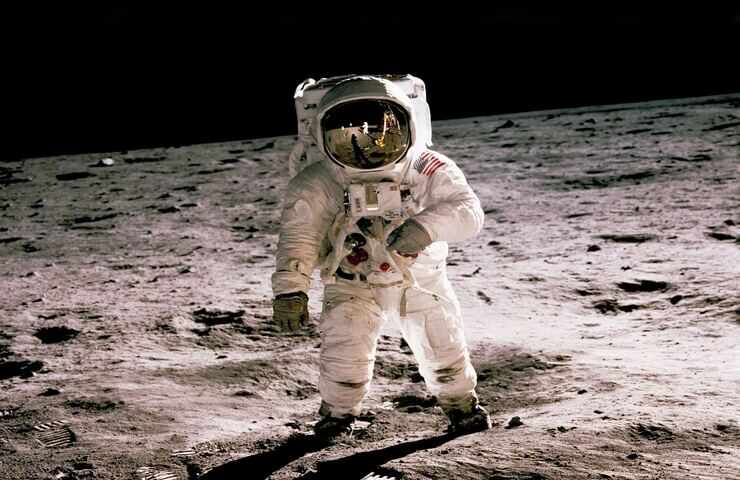astronauta sulla luna
