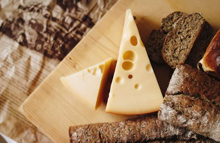 Pezzo di formaggio su tagliere con pane