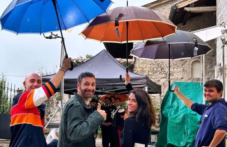raoul bova sul set con altri attori