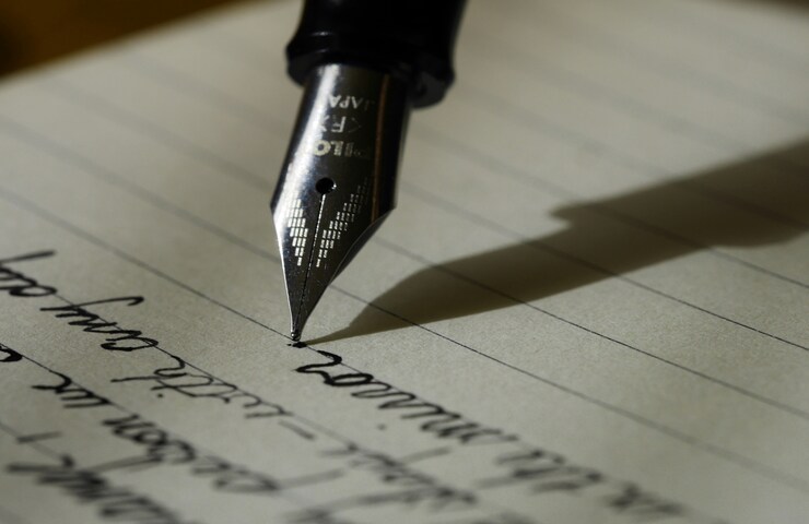 scrivere con la penna sul foglio