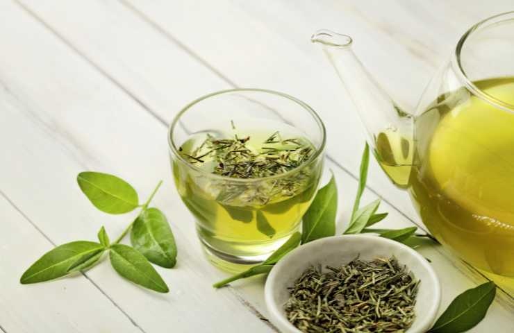 tè verde bevanda che rende felici