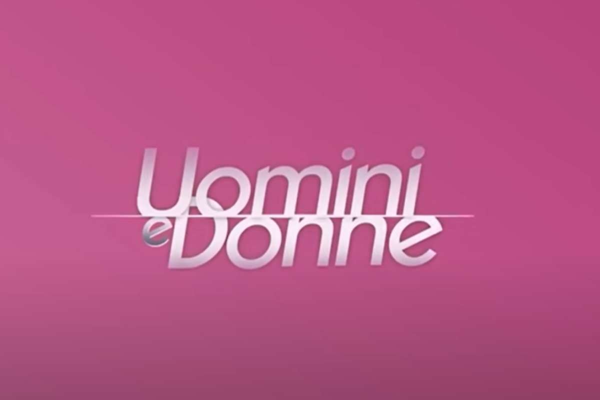 uomini e donne tristezza in studio