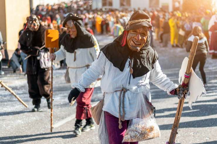 Già gli antichi Greci e Romani indossavano delle maschere durante le festività: c'è tanto simbolismo dietro a un costume