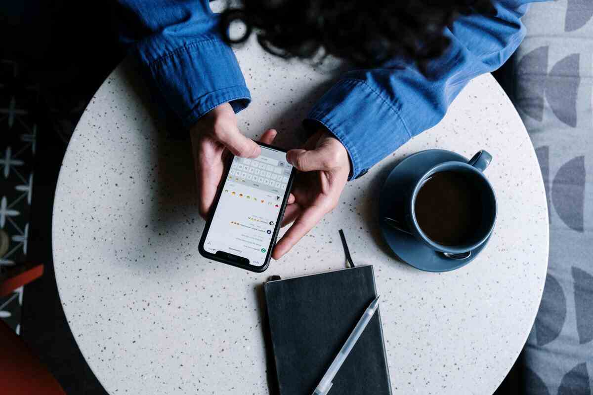 ragazzo scrive messaggi al cellulare in un bar