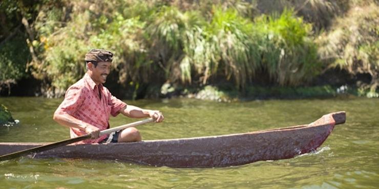 Bajau su una canoa