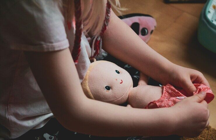 bambina gioca con la bambola