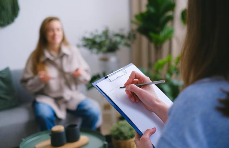 psicologa con paziente prende appunti