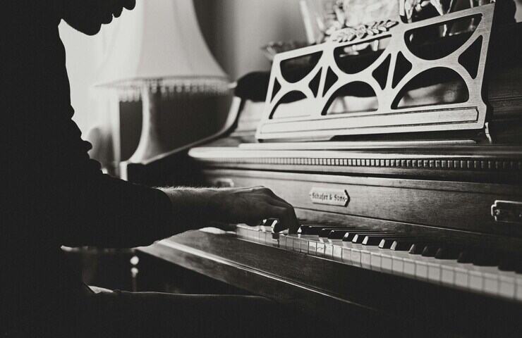 ragazzo che suona il piano