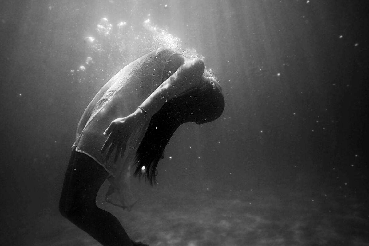 corpo donna in acqua in bianco e nero