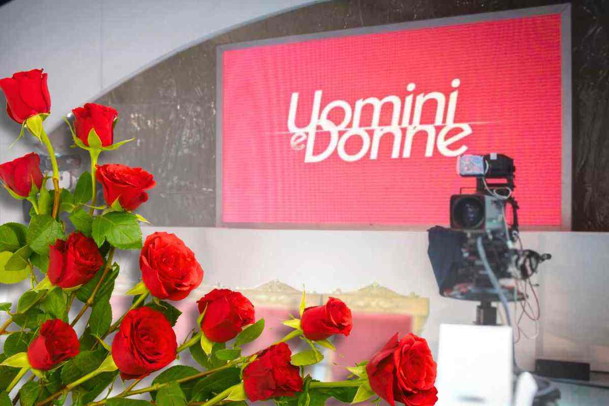 Uomini e Donne studio invaso rose rosse