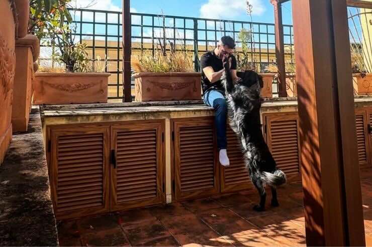 Gabriele Costanzo: il tenero scatto con il suo cagnolone