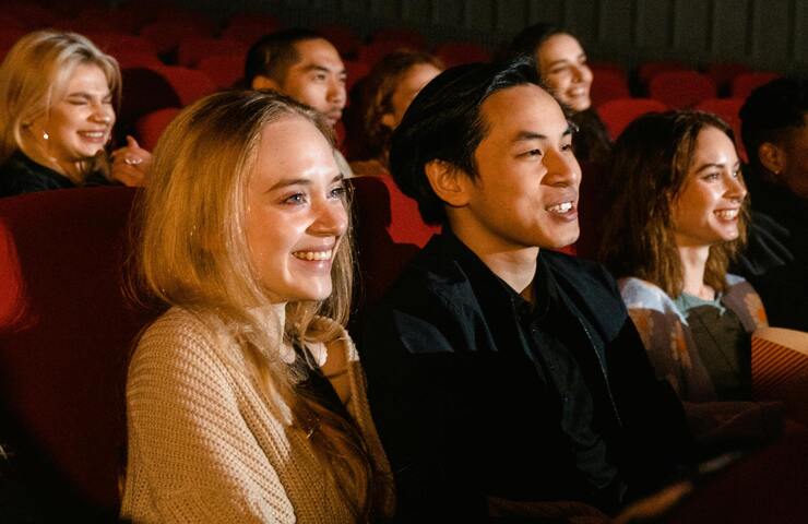 persone al cinema che sorridono