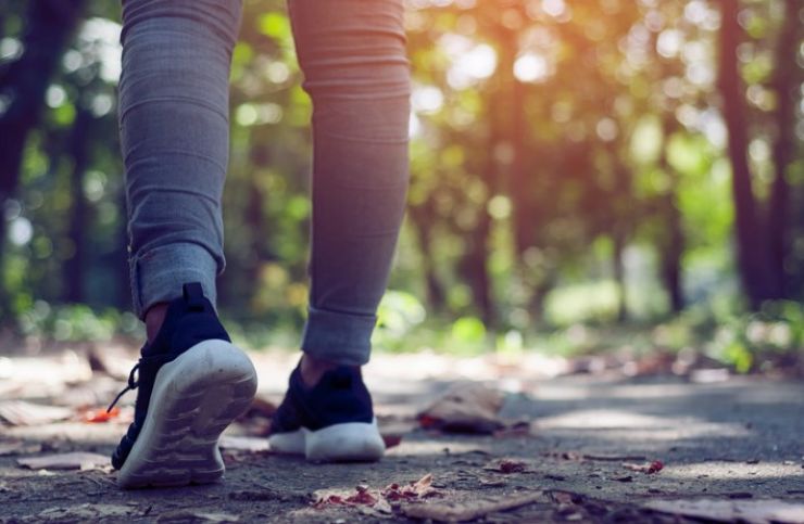 Camminare dopo cena, tutta la verità sui benefici