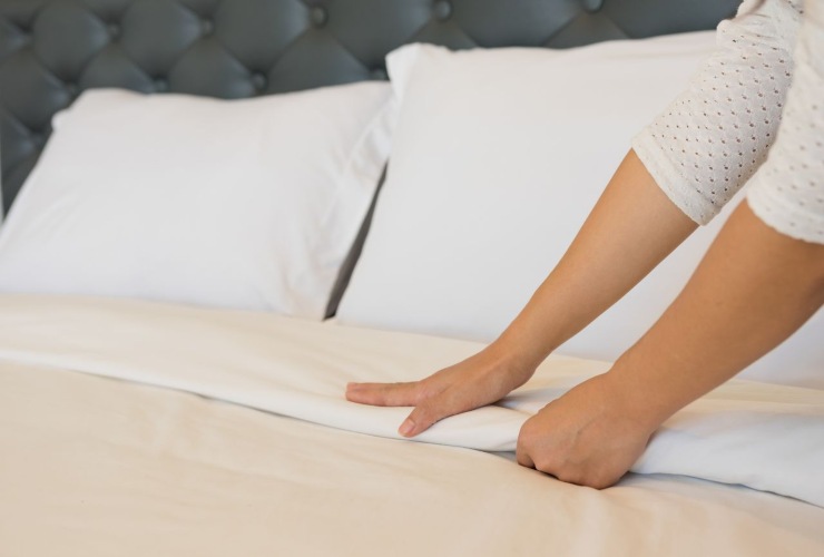 Questi dettagli del letto dicono se la stanza dell'albergo è stata pulita