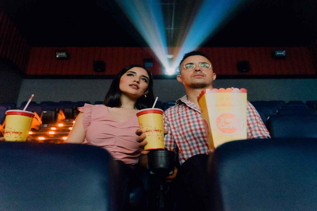 appuntamento tra due giovani al cinema