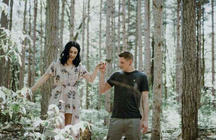 ragazzo e ragazza nel bosco