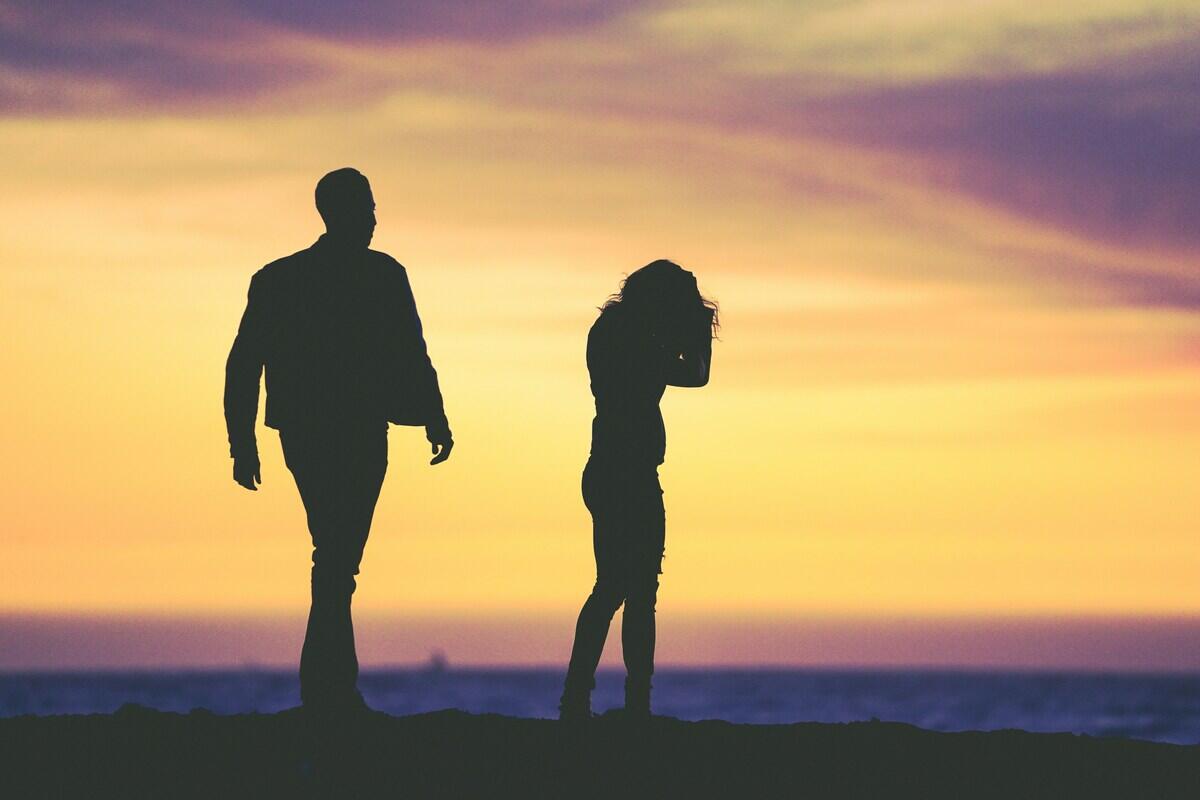 coppia litiga al tramonto