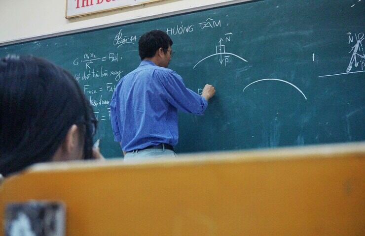 docente scrive alla lavagna