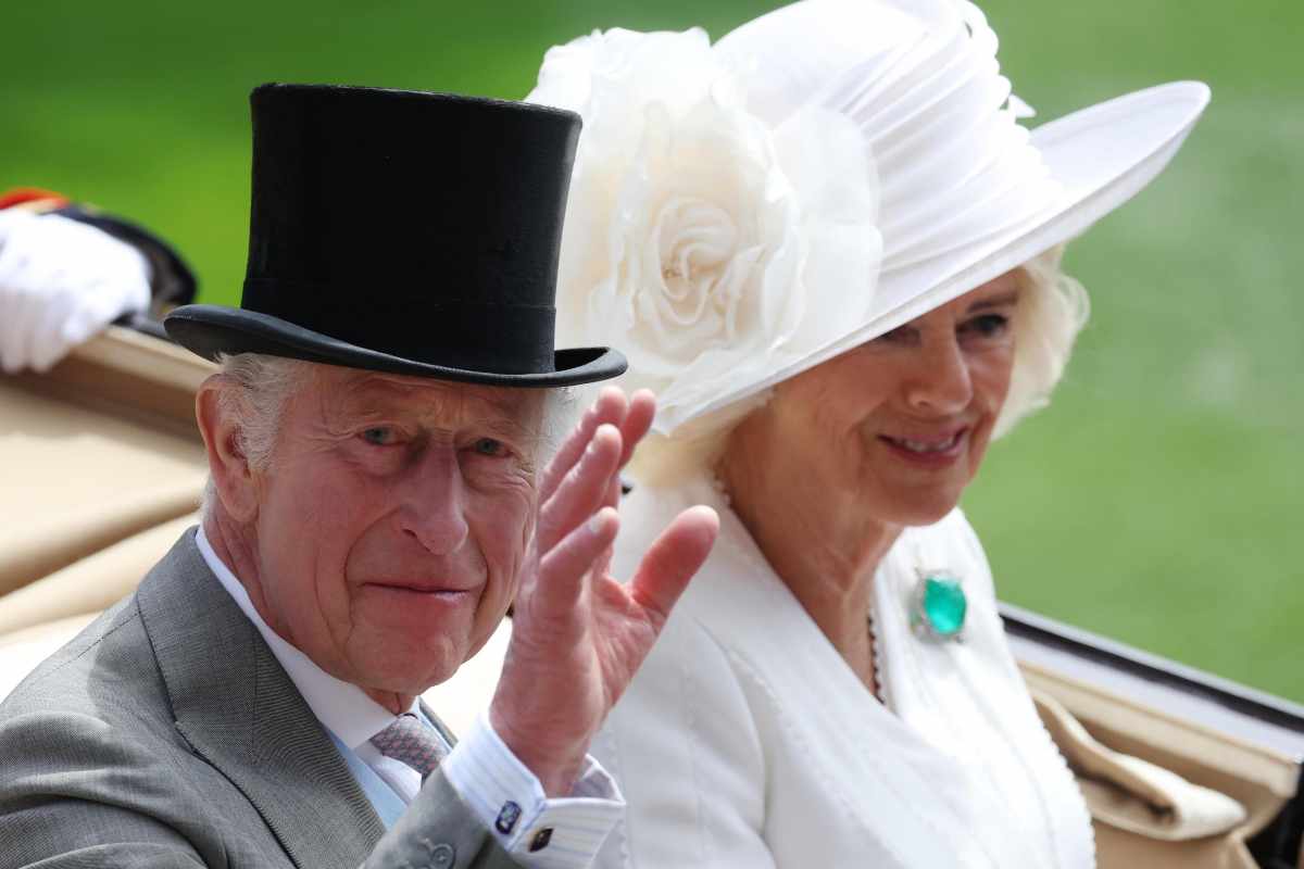 Re Carlo sfida apertamente Meghan Markle